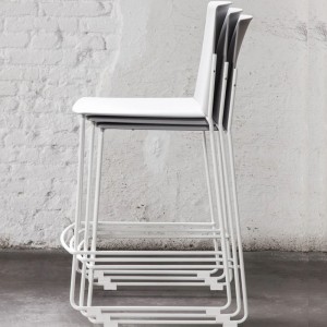 Taburete moderno Ema de Enea. Taburete de diseño en variedad de colores.