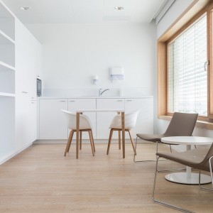 Silla Duna 02 polipropileno madera Arper. Mobiliario de diseño para contract.