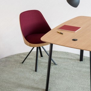 Silla moderna Kaiak Spin Enea. Diseño moderno en acero lacado tapizada.