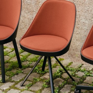 Silla moderna Kaiak Spin Enea. Diseño moderno en acero lacado tapizada.