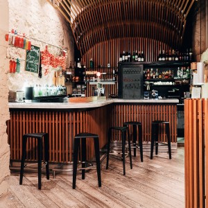 Taburete Ply de Arper. Taburetes contract de madera para interiores.