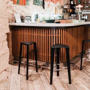 Taburete Ply de Arper. Taburetes contract de madera para interiores.