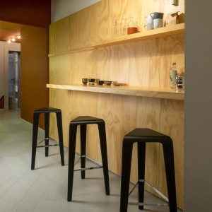 Taburete Ply de Arper. Taburetes contract de madera para interiores.