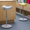 Taburete Move Compact de Variér. Taburetes de diseño ergonómico para niños.