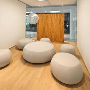 Puff Pix de Arper. Muebles modernos de diseño. Puff para salón tapizado.