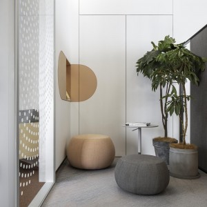 Puff Pix de Arper. Muebles modernos de diseño. Puff para salón tapizado.