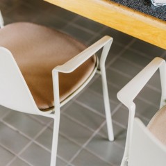 Silla Lottus asiento tapizado con brazos aluminio Enea