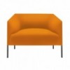 Sillón Saari ancho metal Arper. Amplio diseño moderno de mueble para salón.