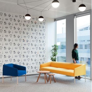 Sillón Saari ancho metal Arper. Amplio diseño moderno de mueble para salón.