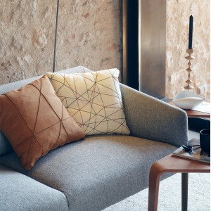 Sofá Saari metal Arper. Muebles modernos tapizados para salón.