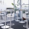 Taburete Lottus pie de Enea. Mueble giratorio en base central de acero.