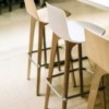 Taburete moderno Lottus Wood de Enea. Taburetes de diseño ideal para café.
