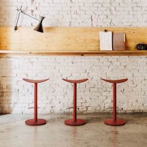 Taburete Coma de Enea. Diseño fijo en base central de acero lacado.