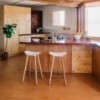 Taburete Coma wood de Enea. Diseño fijo en 4 patas de madera de roble.