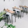 Taburete Coma wood de Enea. Diseño fijo en 4 patas de madera de roble.