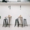 Taburete Coma wood de Enea. Diseño fijo en 4 patas de madera de roble.