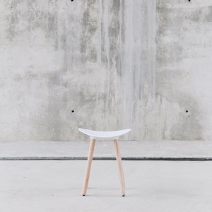 Taburete Coma wood de Enea. Diseño fijo en 4 patas de madera de roble.