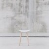 Taburete Coma wood de Enea. Diseño fijo en 4 patas de madera de roble.