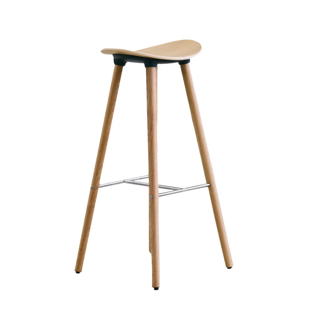 Taburete Coma wood de Enea. Diseño fijo en 4 patas de madera de roble.