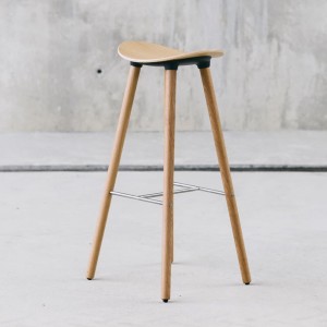 Taburete Coma wood de Enea. Diseño fijo en 4 patas de madera de roble.