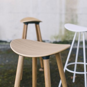 Taburete Coma wood de Enea. Diseño fijo en 4 patas de madera de roble.