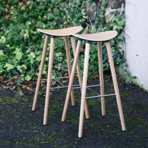 Taburete Coma wood de Enea. Diseño fijo en 4 patas de madera de roble.