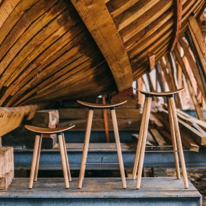 Taburete Coma wood de Enea. Diseño fijo en 4 patas de madera de roble.