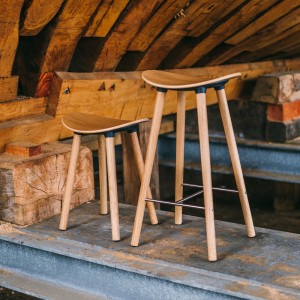 Taburete Coma wood de Enea. Diseño fijo en 4 patas de madera de roble.