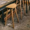 Taburete Coma wood de Enea. Diseño fijo en 4 patas de madera de roble.