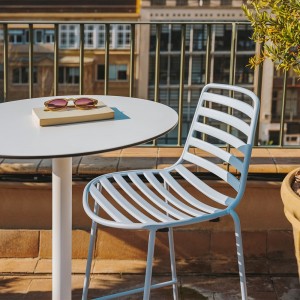 Mesa elegante Pile alta redonda de Enea. Mesas para bar de diseño.