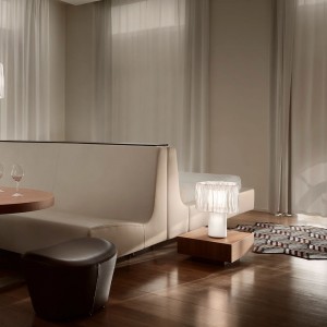 Lámpara Accordéon sobremesa de Slamp. Elegante diseño de Marc Sadler.