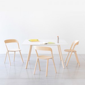 Silla Pila de Magis. Silla apilable de madera. Silla para comedor.