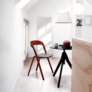 Silla Pila Tapizada de Magis. Silla apilable de madera de diseño elegante.