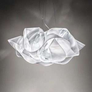 Lámpara suspendida Fabula de Slamp. Diseño moderno de iluminación.
