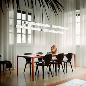 Lámpara suspensión Hugo Horizontal de Slamp. Diseño ideal ideal para oficinas.