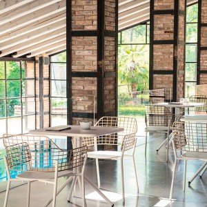 Butaca Lyze diseñada para exteriores de Emu.