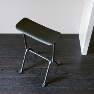 Taburete Officina de Magis. Taburete de hierro de diseño contemporáneo.