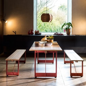 Banco Brut de Magis. Banco con estructura de hierro y asiento en madera.