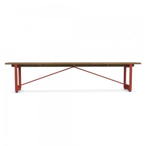 Banco Brut de Magis. Banco con estructura de hierro y asiento en madera.