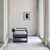 Sofá Brut de Magis. Banco con estructura de hierro y asiento tapizado.