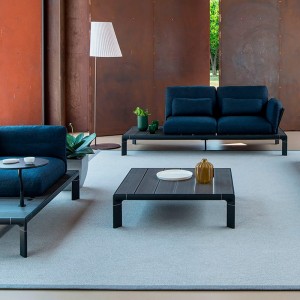 Mesa baja Tami ideal para espacios exteriores de Emu.