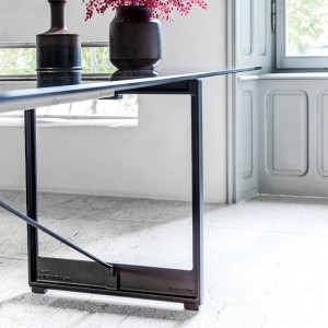 Mesa Brut de Magis. Mesas modernas. Mobiliario y complementos de diseño.