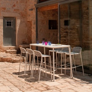 Taburete Yard de diseño moderno para espacios exteriores de Emu.