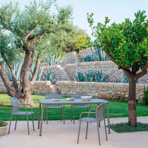 Mesa rectangular de diseño moderno para espacios exteriores de Emu.