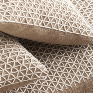 Cojín rectangular Raw White de GAN. Alfombras modernas.