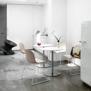 Mesa Passe-Partout Redonda de Magis. Muebles y complementos de diseño moderno.