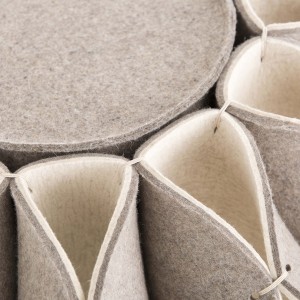 Puff High Ruff Beige de GAN.  Alfombras y puffs de fieltro de diseño moderno.