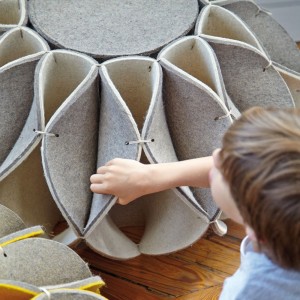 Puff High Ruff Beige de GAN.  Alfombras y puffs de fieltro de diseño moderno.
