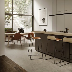 Taburete Bisell metal con respaldo de Treku.