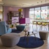 Cómodo reposapiés tapizado asiento auxiliar Beat de  Andreu World.